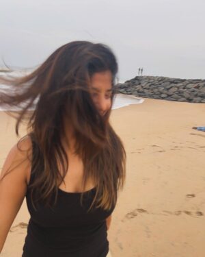 Dipshi Blessy Instagram - As I turned 29 !! I went to the beach played like a baby .. Read all your msgs 🥹❤️ 
To all my fav 12 o clock ppl and calls ❤️
Thank you 🫰
Just like this song says “I think I like my little life” .
.
.
.
.
.
P.s : u see that pink satta uncle in that little corner ! He’s my fav 🤣