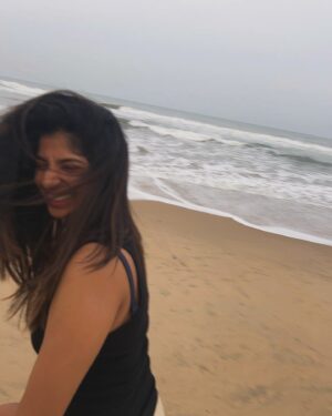 Dipshi Blessy Instagram - As I turned 29 !! I went to the beach played like a baby .. Read all your msgs 🥹❤️ 
To all my fav 12 o clock ppl and calls ❤️
Thank you 🫰
Just like this song says “I think I like my little life” .
.
.
.
.
.
P.s : u see that pink satta uncle in that little corner ! He’s my fav 🤣