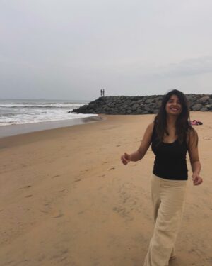Dipshi Blessy Instagram - As I turned 29 !! I went to the beach played like a baby .. Read all your msgs 🥹❤️ 
To all my fav 12 o clock ppl and calls ❤️
Thank you 🫰
Just like this song says “I think I like my little life” .
.
.
.
.
.
P.s : u see that pink satta uncle in that little corner ! He’s my fav 🤣