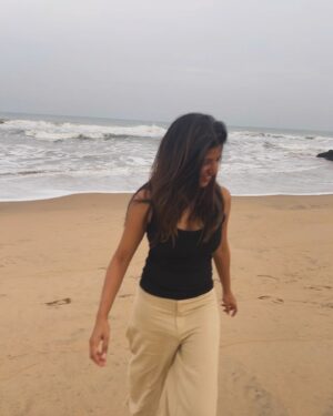 Dipshi Blessy Instagram - As I turned 29 !! I went to the beach played like a baby .. Read all your msgs 🥹❤️ 
To all my fav 12 o clock ppl and calls ❤️
Thank you 🫰
Just like this song says “I think I like my little life” .
.
.
.
.
.
P.s : u see that pink satta uncle in that little corner ! He’s my fav 🤣