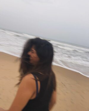 Dipshi Blessy Instagram - As I turned 29 !! I went to the beach played like a baby .. Read all your msgs 🥹❤️ 
To all my fav 12 o clock ppl and calls ❤️
Thank you 🫰
Just like this song says “I think I like my little life” .
.
.
.
.
.
P.s : u see that pink satta uncle in that little corner ! He’s my fav 🤣