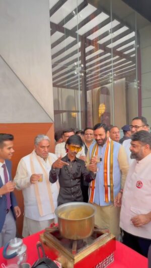 Dolly Chaiwala Instagram - गुरुग्राम में मुख्यमंत्री श्री @nayabsainiofficial जी को "NAMO" की चाय बनाकर पिलाई।
.
.
.
.
.
.
.
.
.
.
.
.
.
.
.
.
#dollykitapri dollychaiwala #haryana #cm #sir #viral #trending #news #reels #reelsinstagram #reelkarofeelkaro
