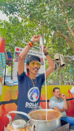 Dolly Chaiwala Instagram - Nagpur ka dolly Chai wala ☕️🔥🫖
.
🎥Edit :- @rahul_naidu.yt 
.
.
.
.
.
.
.
.
.
.
.
.
.
.
.
.
#dollykitapri #dollykitaprinagpur #nagpur #inspiration #jacksparrow #thankyou #brazil #reelkarofeelkaro #reels #reelsinstagram #reel #reelsvideo #reelsviral #trending #trendingsongs #trendingnow #trendingreels #viralreels #viralreels #viralvideo #viralsong
