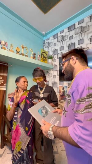 Dolly Chaiwala Instagram - Meri Ma ki khushi 🥺♥️ 
.
.
.
.
.
.
.
.
.
#dollychaiwala #dollykitapri #dollychai #motivation #motivationalquotes #motivational #inspiration #inspirational #inspirationalquotes #reelkarofeelkaro #reelsinstagram #reelindia #reel #trending #trend #trendingnow #trendingreels