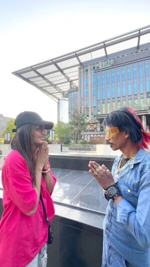 Dolly Chaiwala Instagram - Finally Meet with Viral Vada Pao Di.♥️☕️
.
.
She is very hardworking person.
Please don't hate 🙏 and trolling
Best wishes for future Di
.
.
.
.
.
.
.
.
.
.
.
.
.
.
.
.
.
.
#dollykitapri #dollychaiwala #dollychai #delhi #viral #vadapav #trending #trendingreels #trend #trendingnow #viralvideos #viralreels #reelviral #reels #reelsinstagram #reelkarofeelkaro #reelitfeelit #reelindia #explore #explorepage