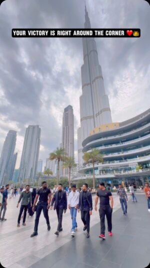 Dolly Chaiwala Instagram - Never Give Up On Your Dreams . ❤️👑 
.
.
.
.
.
.
.
.
.
.
.
.
.
.
.
.
#dollykitapri #dollychaiwala #dollykitaprinagpur #dubai #dubai🇦🇪 #burjkhalifa #burjkhalifadubai #burjkhalifaview #viral #trending #trend #trendingnow #reels #reelkarofeelkaro #reelitfeelit #reelindia #reelviral #viralreels #trendingsongs #trendingreels #explore #explorepage #dreamscometrue✨