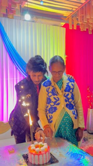 Dolly Chaiwala Instagram - Special cake 🥹🫶🏻♥️
.
🎥Edit :- @rahul_naidu.yt 
.
.
.
.
.
.
.
.
.
.
.
.
.
.
.
#dollykitapri #dollykitaprinagpur #nagpur #mom #mummy #love #lovequotes #reelkarofeelkaro #reels #reelsinstagram #reelindia #reelviral #viralreels #viralvideos #goviral #trending #trendingreels #trend