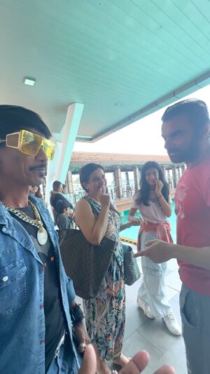 Dolly Chaiwala Instagram - Maldives mein mile the Sohail Sir 🌴☕️
.
.
.
.
.
.
.
.
.
.
.
.
.
.
.
#dollykitapri #dollychaiwala #bollywood #sohailkhan #maldives #maldivas #maldivesislands #maldive #viral #viralvideos #viralreels #trending #trend #trendingnow #reels #reelitfeelit #reelkarofeelkaro #reelsinstagram #explore #world