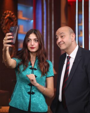 Dona Emam Instagram - last night with Amr Adib @mbcmasrtv 

Styled by @fitsbyfarrah 
Makeup by @rawanelamaryy 

Thank you 
@tvisioneg
@tarekganainy 
@yaraelashry 
💗