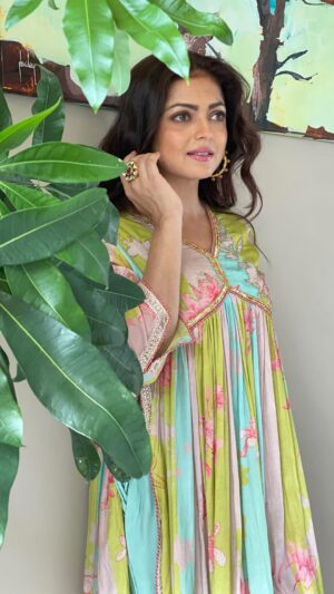Drashti Dhami Instagram - Just coz it’s trending !!! 🤩

Outfit @theloom.in 
Hair @jayshreethakkarhairartist