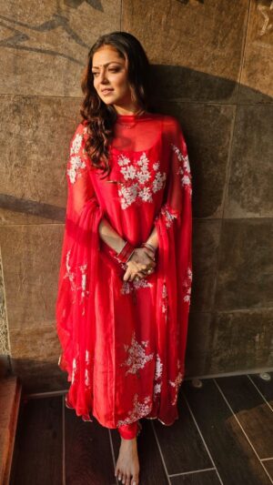 Drashti Dhami Instagram - Karwa chauth special !!! 😂
 Whn u hangry and Dnt knw wht to do 😂

Outfit @picchika ♥️