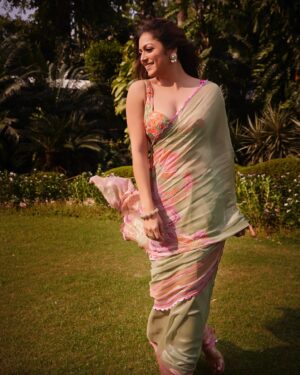Drashti Dhami Instagram - सुंदर साड़ी में सुंदर नारी !! 

Make up  @shaylinayak 
Hair  @jayshreethakkarhairartist 

Outfit @archanashahofficial 
Jewellery @karishma.joolry 
Photographed @hitesh.jangra_ 

Styled by  @mohitrai @ruchikrishnastyles @teammrstyles 
Assisted by  @saumyanaiik @muskanduaaa @kashishsinhaaa