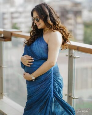 Drashti Dhami Instagram - Twinkle twinkle, little star ⭐️
My baby is coming ,👶🏻
It won’t be far ♥️🤰🧿

🅑🅤🅜🅟 🅦🅔🅐🅡 @saakshakinni

🅜🅐🅚🅔 🅤🅟 my forever & ever fav @shaylinayak 

🅗🅐🅘🅡 @reemashairdo
