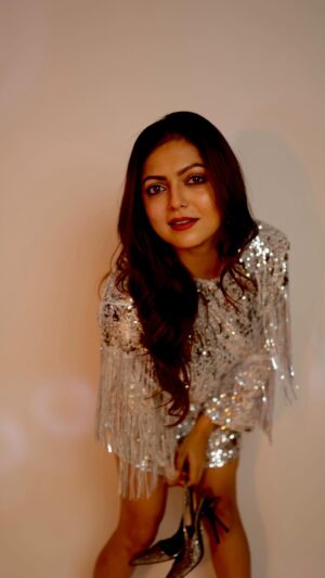 Drashti Dhami Instagram - Finally !!!! Last day of 2023 !!!!
Can’t wait for u 2️⃣0️⃣2️⃣4️⃣ ♥️

Hair by @jayshreethakkarhairartist / @gangawanesulbha 
Make up @shaylinayak / @vickyvandre 
Shot by @harshphotography11 💙