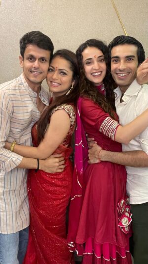 Drashti Dhami Instagram - Ek chutki sindoor ki keemat hum jaan chuke hain 😂😂

Could this reel BE ANYMORE dramatic 🤪

Please show some LOVE for @khemkaniraj  @itsmohitsehgal as they did not appreciate our choice of song 😂😂😂😂😂😂

HAPPY KARWA CHAUTH GUYS ♥️♥️