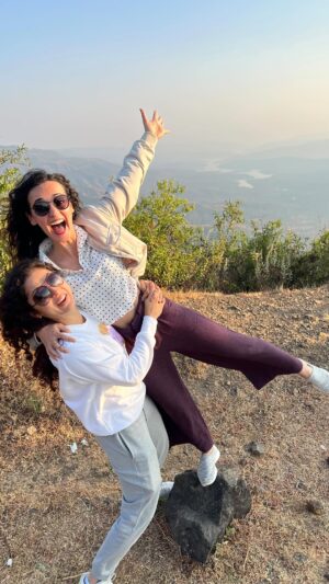 Drashti Dhami Instagram - Happy Birthday babyyyyyy @dhamidrashti. My partner in everything crazy, I love you so much ❤️❤️❤️. May your beautiful heart get everything it desires 😘😘.

P.S. showcasing our multiple failed attempts at the balloon challenge. Final attempt coming soon 😉.