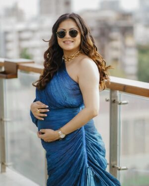 Drashti Dhami Instagram - Twinkle twinkle, little star ⭐️
My baby is coming ,👶🏻
It won’t be far ♥️🤰🧿

🅑🅤🅜🅟 🅦🅔🅐🅡 @saakshakinni

🅜🅐🅚🅔 🅤🅟 my forever & ever fav @shaylinayak 

🅗🅐🅘🅡 @reemashairdo
