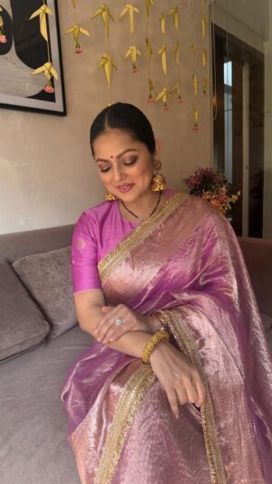 Drashti Dhami Instagram - I have trained him well 😍 
Haina 😈 
Got it na baby🔪 @khemkaniraj 😂

Saree @safetyypins  @dinky_nirh 
Make up @shaylinayak 
Hair @reemashairdo