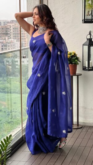 Drashti Dhami Instagram - How he sees me getting dressed. 😌
How I see myself dressed 😆

Curls @jayshreethakkarhairartist 
5 yards 💙 @kapardara_india 
Silver ornament @hpjewelz