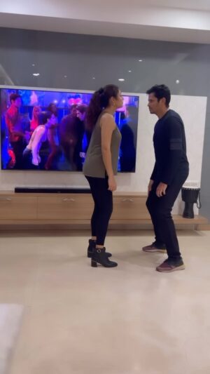 Drashti Dhami Instagram - For all the fans of Friends, I’m sure just like me and my Ross , many of you must have cherished numerous memories with this dance routine! 
HAPPY RAKHI EVERYONE ♥️
 Hopefully, this motivates you to recreate your own soon!

@courteneycoxofficial & @_schwim_  After all these years, we’ve finally had the opportunity to film it. #fanoffriends

Thank you @sanayairani @aarti_puri  for making it happen 😘