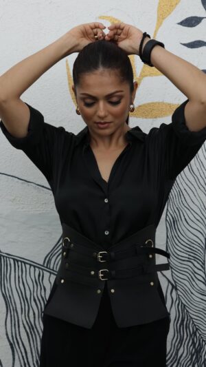 Drashti Dhami Instagram - Tapping into my inner boss lady 👮🖤

Smokey eyes @sonamvaghani.mua 
Sleek pony @jayshreethakkarhairartist @official_bunty_brand 
Styled by my fav @amritasaluja01 
Assisted by @tejashreeraul 
 Not without my man Friday @santosh_8081 
And last but not the least thank you for such hot shots 
📸 @harshphotography11 ❤️
Assisted by @vickyvandre