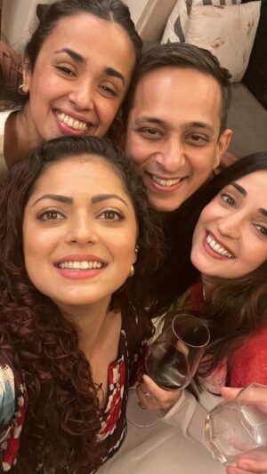 Drashti Dhami Instagram - Total eclipse of our ❤️❤️❤️ Diwali 
Special thanks to @alok_kamat for always supporting and being part of our madness. @kinnikamat wishing @dhamidrashti was not wearing @saakshakinni . @khemkaniraj still recovering from the karva chauth reel and refusing to be a part of this masterpiece 😂.
Videographer @itsmohitsehgal