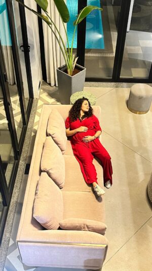 Drashti Dhami Instagram - Proof that my baby bump is not just a really big lunch 😂😂 🤰😋

For all those asking me, can you see it now?🧿
