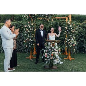 Efsane Odağ Instagram - Mesudum dostlar 🥰

Güzeller güzelim Efsanem'le dünya evine adım attık ❤️ @efsaneodag 

Onu gördüğüm ilk anda böyle olacağımızı biliyordum 😍

.

Nikah törenimizi hayallerimizin ötesine taşıyan Sevgili Deniz ve Kürşad'a @ciceklerefisildayankadin 💎 @kursad_celebi 👑

Zor günlerinde de beni yalnız bırakmayan Sevgili Bestman'im Alper'e @alperkilic35 🎩

O günü inşa eden Sevgili Vual Urla ekibine @vualurla 🏗

Olmasalardı olmazdım, Canım Annem ve Babama @insafhasanyildiz 💚

Canım kardeşime, eşine ve yeğenim Mira'ya @yylda_taskaldiran @tolga_taskaldiran 👨‍👩‍👧

Bizi sürekli kollayan ve gülümsemesiyle neşemizi arttıran Sevgili Elif'e ve güzel ailesine @elifayguluzun 🌞

Gelin odasının en güzel çiçeği olan Sevgili Asya'ya 👧🏻

Anılarımızı kayda geçiren Sevgili Yucca'ya @yuccawedding 📸

Gün boyu bizi şarkısız bırakmayan Sevgili Dj MrGrey'e @mrgreyurla 🎷

Çiftetelli partnerim Sevgili Arif'e @arif.m.guney 🕺🏻

Çevresine neşe ve hayat saçan, oryantal ve roman danslarında kendinden geçen Sevgili Sinem'e @sinem_denn 💃🏻

Bizimle olan tüm akraba ve dostlarımıza 🥂

Dualarıyla bizi uzaktan saran tüm canlara 🪬

Evrene 🌠

Yürekten teşekkürler 🙏🏽

Hepinizi kucaklıyorum 🫂

🧿