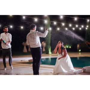 Efsane Odağ Instagram - Mesudum dostlar 🥰

Güzeller güzelim Efsanem'le dünya evine adım attık ❤️ @efsaneodag 

Onu gördüğüm ilk anda böyle olacağımızı biliyordum 😍

.

Nikah törenimizi hayallerimizin ötesine taşıyan Sevgili Deniz ve Kürşad'a @ciceklerefisildayankadin 💎 @kursad_celebi 👑

Zor günlerinde de beni yalnız bırakmayan Sevgili Bestman'im Alper'e @alperkilic35 🎩

O günü inşa eden Sevgili Vual Urla ekibine @vualurla 🏗

Olmasalardı olmazdım, Canım Annem ve Babama @insafhasanyildiz 💚

Canım kardeşime, eşine ve yeğenim Mira'ya @yylda_taskaldiran @tolga_taskaldiran 👨‍👩‍👧

Bizi sürekli kollayan ve gülümsemesiyle neşemizi arttıran Sevgili Elif'e ve güzel ailesine @elifayguluzun 🌞

Gelin odasının en güzel çiçeği olan Sevgili Asya'ya 👧🏻

Anılarımızı kayda geçiren Sevgili Yucca'ya @yuccawedding 📸

Gün boyu bizi şarkısız bırakmayan Sevgili Dj MrGrey'e @mrgreyurla 🎷

Çiftetelli partnerim Sevgili Arif'e @arif.m.guney 🕺🏻

Çevresine neşe ve hayat saçan, oryantal ve roman danslarında kendinden geçen Sevgili Sinem'e @sinem_denn 💃🏻

Bizimle olan tüm akraba ve dostlarımıza 🥂

Dualarıyla bizi uzaktan saran tüm canlara 🪬

Evrene 🌠

Yürekten teşekkürler 🙏🏽

Hepinizi kucaklıyorum 🫂

🧿