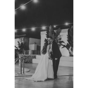 Efsane Odağ Instagram - Mesudum dostlar 🥰

Güzeller güzelim Efsanem'le dünya evine adım attık ❤️ @efsaneodag 

Onu gördüğüm ilk anda böyle olacağımızı biliyordum 😍

.

Nikah törenimizi hayallerimizin ötesine taşıyan Sevgili Deniz ve Kürşad'a @ciceklerefisildayankadin 💎 @kursad_celebi 👑

Zor günlerinde de beni yalnız bırakmayan Sevgili Bestman'im Alper'e @alperkilic35 🎩

O günü inşa eden Sevgili Vual Urla ekibine @vualurla 🏗

Olmasalardı olmazdım, Canım Annem ve Babama @insafhasanyildiz 💚

Canım kardeşime, eşine ve yeğenim Mira'ya @yylda_taskaldiran @tolga_taskaldiran 👨‍👩‍👧

Bizi sürekli kollayan ve gülümsemesiyle neşemizi arttıran Sevgili Elif'e ve güzel ailesine @elifayguluzun 🌞

Gelin odasının en güzel çiçeği olan Sevgili Asya'ya 👧🏻

Anılarımızı kayda geçiren Sevgili Yucca'ya @yuccawedding 📸

Gün boyu bizi şarkısız bırakmayan Sevgili Dj MrGrey'e @mrgreyurla 🎷

Çiftetelli partnerim Sevgili Arif'e @arif.m.guney 🕺🏻

Çevresine neşe ve hayat saçan, oryantal ve roman danslarında kendinden geçen Sevgili Sinem'e @sinem_denn 💃🏻

Bizimle olan tüm akraba ve dostlarımıza 🥂

Dualarıyla bizi uzaktan saran tüm canlara 🪬

Evrene 🌠

Yürekten teşekkürler 🙏🏽

Hepinizi kucaklıyorum 🫂

🧿