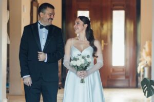 Efsane Odağ Instagram - Hayat paylaşınca çok güzel dedik , canım sevgilim @tolgayildizphd ile evlendik. Ailemize ve yanımızda olan dostlarımıza şükran doluyuz. Çok güzel dileklerle ve sevgiyle sarmalandık her anında..Nezaket ve neşeyle şansımızı hatırladık ve keyifle kutladık yaşamımızı birleştirme kararımızı. 

Sürecin ve organizasyonun her ayrıntısında çiçek açtıran, bize “yalnızca hayal kurun siz” diyip, hayal ettiğimizden de güzel bir gün geçirmemize vesile olan hayattaki ilk ve en yakın arkadaşım, 30 yıllık dostum, nikah şahidim
 @ciceklerefisildayankadin ‘ a , 
@kursad_celebi ‘ye ve masal gibi mekanları @vualurla ‘ya ve Vual ekibine çok teşekkür ederiz. Ne desek az kalır. :) 

Biz evlendik diye bizim kadar mutlu olan, yüzyıllardır bana kardeşlik yapan, hayatımızda olduğu için aşırı şanslı olduğumuz bir diğer nikah şahidimiz 
 @alperkilic35 ‘e

“Hay Allah çok az zaman var, nasıl yapıcaz?” diye düşünürken , bana hiç kaygı hissettirmeden tam da istediğim gelinliği tüm zarafeti ve kibarlığı ve yeteneğiyle tasarlayan @evlilikatolyesi ekibine

Nikah günü muazzam bir  enerjiyle beni hazırlayan @tugce0zcelik  ve @bekir.hair ‘e 

Bakmaya doyamadığımız fotoğraflarımız için 
 @yuccawedding ‘e

Şahane müzikleriyle @mrgreyurla ve ekibine ( evet bize ışık hızıyla ayak uydurduğunuz için çok mutluyuz :) 

Ve Asya’ya, Alev’e, Elif’e, Sena’ya, Sinem’e..

İçtenlikle teşekkür ederim. 🫂💐💙

Sizi çok seviyorum. 🪶