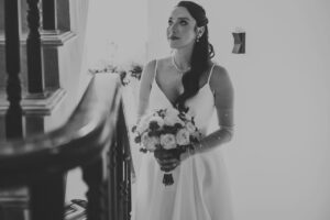 Efsane Odağ Instagram - Hayat paylaşınca çok güzel dedik , canım sevgilim @tolgayildizphd ile evlendik. Ailemize ve yanımızda olan dostlarımıza şükran doluyuz. Çok güzel dileklerle ve sevgiyle sarmalandık her anında..Nezaket ve neşeyle şansımızı hatırladık ve keyifle kutladık yaşamımızı birleştirme kararımızı. 

Sürecin ve organizasyonun her ayrıntısında çiçek açtıran, bize “yalnızca hayal kurun siz” diyip, hayal ettiğimizden de güzel bir gün geçirmemize vesile olan hayattaki ilk ve en yakın arkadaşım, 30 yıllık dostum, nikah şahidim
 @ciceklerefisildayankadin ‘ a , 
@kursad_celebi ‘ye ve masal gibi mekanları @vualurla ‘ya ve Vual ekibine çok teşekkür ederiz. Ne desek az kalır. :) 

Biz evlendik diye bizim kadar mutlu olan, yüzyıllardır bana kardeşlik yapan, hayatımızda olduğu için aşırı şanslı olduğumuz bir diğer nikah şahidimiz 
 @alperkilic35 ‘e

“Hay Allah çok az zaman var, nasıl yapıcaz?” diye düşünürken , bana hiç kaygı hissettirmeden tam da istediğim gelinliği tüm zarafeti ve kibarlığı ve yeteneğiyle tasarlayan @evlilikatolyesi ekibine

Nikah günü muazzam bir  enerjiyle beni hazırlayan @tugce0zcelik  ve @bekir.hair ‘e 

Bakmaya doyamadığımız fotoğraflarımız için 
 @yuccawedding ‘e

Şahane müzikleriyle @mrgreyurla ve ekibine ( evet bize ışık hızıyla ayak uydurduğunuz için çok mutluyuz :) 

Ve Asya’ya, Alev’e, Elif’e, Sena’ya, Sinem’e..

İçtenlikle teşekkür ederim. 🫂💐💙

Sizi çok seviyorum. 🪶