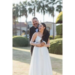 Efsane Odağ Instagram - Mesudum dostlar 🥰

Güzeller güzelim Efsanem'le dünya evine adım attık ❤️ @efsaneodag 

Onu gördüğüm ilk anda böyle olacağımızı biliyordum 😍

.

Nikah törenimizi hayallerimizin ötesine taşıyan Sevgili Deniz ve Kürşad'a @ciceklerefisildayankadin 💎 @kursad_celebi 👑

Zor günlerinde de beni yalnız bırakmayan Sevgili Bestman'im Alper'e @alperkilic35 🎩

O günü inşa eden Sevgili Vual Urla ekibine @vualurla 🏗

Olmasalardı olmazdım, Canım Annem ve Babama @insafhasanyildiz 💚

Canım kardeşime, eşine ve yeğenim Mira'ya @yylda_taskaldiran @tolga_taskaldiran 👨‍👩‍👧

Bizi sürekli kollayan ve gülümsemesiyle neşemizi arttıran Sevgili Elif'e ve güzel ailesine @elifayguluzun 🌞

Gelin odasının en güzel çiçeği olan Sevgili Asya'ya 👧🏻

Anılarımızı kayda geçiren Sevgili Yucca'ya @yuccawedding 📸

Gün boyu bizi şarkısız bırakmayan Sevgili Dj MrGrey'e @mrgreyurla 🎷

Çiftetelli partnerim Sevgili Arif'e @arif.m.guney 🕺🏻

Çevresine neşe ve hayat saçan, oryantal ve roman danslarında kendinden geçen Sevgili Sinem'e @sinem_denn 💃🏻

Bizimle olan tüm akraba ve dostlarımıza 🥂

Dualarıyla bizi uzaktan saran tüm canlara 🪬

Evrene 🌠

Yürekten teşekkürler 🙏🏽

Hepinizi kucaklıyorum 🫂

🧿