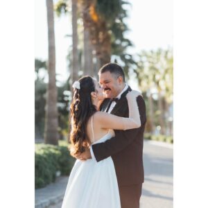 Efsane Odağ Instagram - Mesudum dostlar 🥰

Güzeller güzelim Efsanem'le dünya evine adım attık ❤️ @efsaneodag 

Onu gördüğüm ilk anda böyle olacağımızı biliyordum 😍

.

Nikah törenimizi hayallerimizin ötesine taşıyan Sevgili Deniz ve Kürşad'a @ciceklerefisildayankadin 💎 @kursad_celebi 👑

Zor günlerinde de beni yalnız bırakmayan Sevgili Bestman'im Alper'e @alperkilic35 🎩

O günü inşa eden Sevgili Vual Urla ekibine @vualurla 🏗

Olmasalardı olmazdım, Canım Annem ve Babama @insafhasanyildiz 💚

Canım kardeşime, eşine ve yeğenim Mira'ya @yylda_taskaldiran @tolga_taskaldiran 👨‍👩‍👧

Bizi sürekli kollayan ve gülümsemesiyle neşemizi arttıran Sevgili Elif'e ve güzel ailesine @elifayguluzun 🌞

Gelin odasının en güzel çiçeği olan Sevgili Asya'ya 👧🏻

Anılarımızı kayda geçiren Sevgili Yucca'ya @yuccawedding 📸

Gün boyu bizi şarkısız bırakmayan Sevgili Dj MrGrey'e @mrgreyurla 🎷

Çiftetelli partnerim Sevgili Arif'e @arif.m.guney 🕺🏻

Çevresine neşe ve hayat saçan, oryantal ve roman danslarında kendinden geçen Sevgili Sinem'e @sinem_denn 💃🏻

Bizimle olan tüm akraba ve dostlarımıza 🥂

Dualarıyla bizi uzaktan saran tüm canlara 🪬

Evrene 🌠

Yürekten teşekkürler 🙏🏽

Hepinizi kucaklıyorum 🫂

🧿