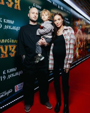 Ekaterina Vladimirova Instagram - Это была первая красная дорожка у Филиппа. 🤓 Спасибо создателям за то, что вы даете второе дыхание нашим детским сказкам ❤️Смотрите этот прекрасный и добрый фильм «Домовенок Кузя» во всех кинотеатрах страны с 19 декабря! Кстати, Филипп выдержал кино он начала и до конца! Главное взять с собой много еды 😂  #кузя #домовеноккузя #октябрь @sarik_andreasyan @papa_levona_rubena_i_anny @andreassyan