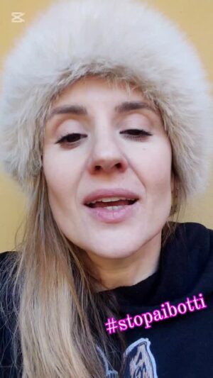 Elisa Di Eusanio Instagram - Purtroppo ogni anno tocco con mano gli effetti dei botti di Capodanno sugli animali 
perché i miei cani si sentono tanto tanto male e sono costretta a somministrare loro dei farmaci.
Angelino e Serenella sono fortunati perché sono protetti ma tanti animali randagi e migliaia di uccelli ogni anno muoiono di crepacuore e non sono leggende ma la terribile realtà.
Speriamo si riesca a porre fine a tutto questo in un tempo non troppo lontano.
#stopaibotti