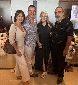 Esra Harmanda Instagram - Dünya Kız Çocukları gününde geliri Tocev'e bırakılacak #fashionwonderland kermesindeyim. Ilgi inanılmaz. İğne atsan yere düşmez. Ne büyük mutluluk. Canım Ikbalcim de @vintageladiess_byikbal harika objeleri ve hediyelikleriyle ışıldiyor ✨️❤️