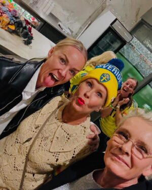 Eva Dahlgren Instagram - Caroline Seger!!! Vilken ynnest att få vara med och fira ditt fantastiska fotbollsliv! En förebild för oss alla. Och så underbar att se alla unga fotbollsspelare på arenan idag som bara älskar dig!  En kväll av hopp och kärlek 🥰
Ps…lägg märke till fotobombaren i bakgrunden…😁