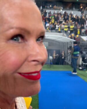Eva Dahlgren Instagram - Caroline Seger!!! Vilken ynnest att få vara med och fira ditt fantastiska fotbollsliv! En förebild för oss alla. Och så underbar att se alla unga fotbollsspelare på arenan idag som bara älskar dig!  En kväll av hopp och kärlek 🥰
Ps…lägg märke till fotobombaren i bakgrunden…😁
