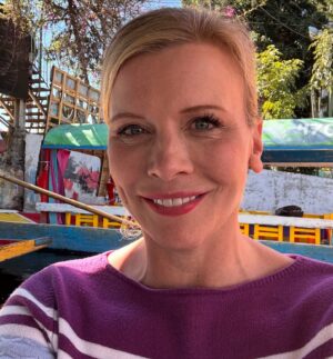 Eva Habermann Instagram - Ich habe mir gestern nochmal viel von Mexiko-Stadt angeschaut, und es gibt hier so viele schöne, unterschiedliche Viertel. 
Ich war in Coyoacán, Xochimilco, San Ángel und bei der Catedral de Guadalupe. Hier ist alles so schön bunt! 🎨

#mexico ❤️ #travel #blogger #color #actress #evahabermann