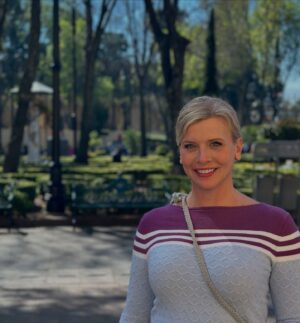 Eva Habermann Instagram - Ich habe mir gestern nochmal viel von Mexiko-Stadt angeschaut, und es gibt hier so viele schöne, unterschiedliche Viertel. 
Ich war in Coyoacán, Xochimilco, San Ángel und bei der Catedral de Guadalupe. Hier ist alles so schön bunt! 🎨

#mexico ❤️ #travel #blogger #color #actress #evahabermann