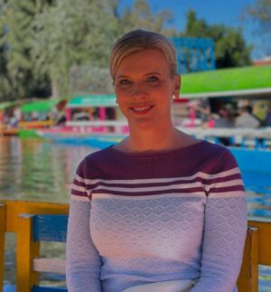 Eva Habermann Instagram - Ich habe mir gestern nochmal viel von Mexiko-Stadt angeschaut, und es gibt hier so viele schöne, unterschiedliche Viertel. 
Ich war in Coyoacán, Xochimilco, San Ángel und bei der Catedral de Guadalupe. Hier ist alles so schön bunt! 🎨

#mexico ❤️ #travel #blogger #color #actress #evahabermann