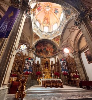 Eva Habermann Instagram - Ich habe mir gestern nochmal viel von Mexiko-Stadt angeschaut, und es gibt hier so viele schöne, unterschiedliche Viertel. 
Ich war in Coyoacán, Xochimilco, San Ángel und bei der Catedral de Guadalupe. Hier ist alles so schön bunt! 🎨

#mexico ❤️ #travel #blogger #color #actress #evahabermann
