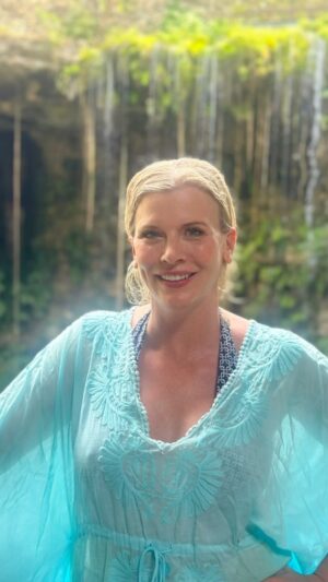 Eva Habermann Instagram - Ich war heute bei der offenen Cenote Xcajum in Yucatán, Mexiko, nahe der Stadt Dzitás und etwa 30 Minuten nördlich von Chichén Itzá gelegen. Der Name “Xcajum” bedeutet in der Maya-Sprache “Ort der Klänge” und es war so traumhaft. Bin ungefähr eine Stunde im Wasser geblieben und bin so unglaublich dankbar, dass ich hier sein darf 🙏🏻😌 #evahabermann #mexiko #cenote #actress #mexicotravel #mindful #gratefullness #christmas #peace #spreadinglight