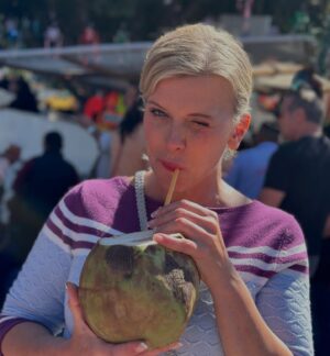 Eva Habermann Instagram - Ich habe mir gestern nochmal viel von Mexiko-Stadt angeschaut, und es gibt hier so viele schöne, unterschiedliche Viertel. 
Ich war in Coyoacán, Xochimilco, San Ángel und bei der Catedral de Guadalupe. Hier ist alles so schön bunt! 🎨

#mexico ❤️ #travel #blogger #color #actress #evahabermann