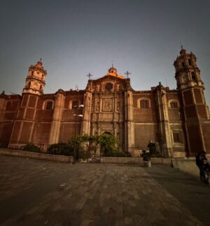 Eva Habermann Instagram - Ich habe mir gestern nochmal viel von Mexiko-Stadt angeschaut, und es gibt hier so viele schöne, unterschiedliche Viertel. 
Ich war in Coyoacán, Xochimilco, San Ángel und bei der Catedral de Guadalupe. Hier ist alles so schön bunt! 🎨

#mexico ❤️ #travel #blogger #color #actress #evahabermann