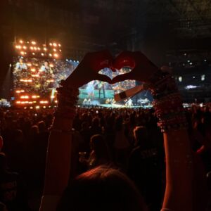 Ever Carradine Instagram - I think I kept taking pictures so I’d remember the night, but honestly, how could I ever forget it. Thank you @taylorswift for the show of a lifetime. It’s the end of an Era, and I can’t wait to see what’s next. 💕

#taylorswift #erastour #etastourtoronto