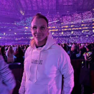 Ever Carradine Instagram - I think I kept taking pictures so I’d remember the night, but honestly, how could I ever forget it. Thank you @taylorswift for the show of a lifetime. It’s the end of an Era, and I can’t wait to see what’s next. 💕

#taylorswift #erastour #etastourtoronto