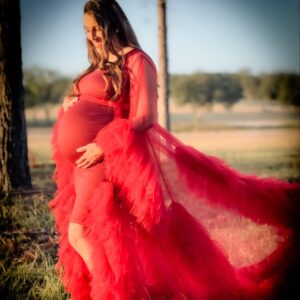 Felicia Spencer Instagram - ❤️🩷Big thanks to my sister-in-law Natalie for making this fun photoshoot happen!  Thank you Kyndal for being behind the lens. You two really turned my bump into a work of art. 🩷❤️
🥳We are close to welcoming Winnie to the world. 🌎