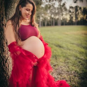 Felicia Spencer Instagram - ❤️🩷Big thanks to my sister-in-law Natalie for making this fun photoshoot happen!  Thank you Kyndal for being behind the lens. You two really turned my bump into a work of art. 🩷❤️
🥳We are close to welcoming Winnie to the world. 🌎